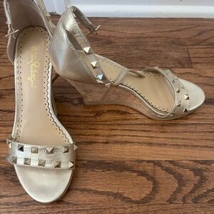 EUC 6.5 Lilly Pulitzer Sydney gold studded wedge. Worn 2x like new wedge heal 3”